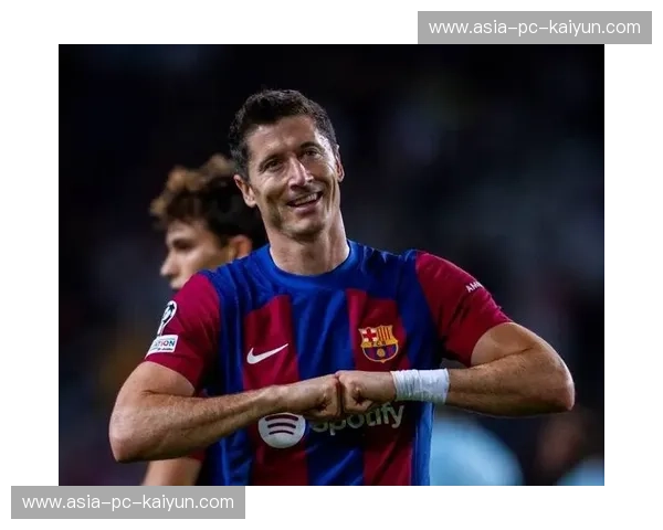 莱万晃过后卫冷静推射，老将经验助巴萨开局