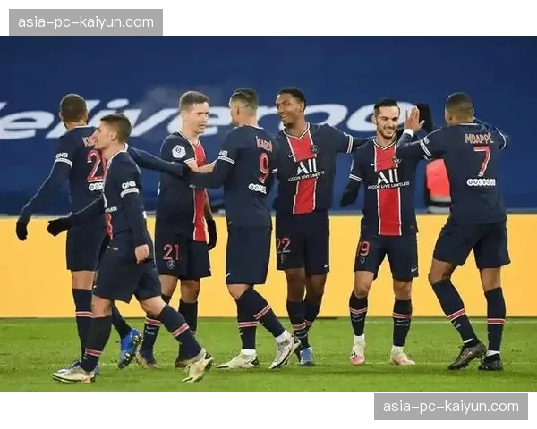 战术板视角：巴黎vs马赛，恩里克与加图索在场边频繁手势指挥攻防站位